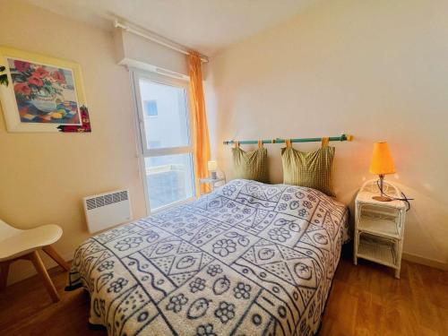 une chambre avec un lit et une fenêtre dans l'établissement 3 pièces à Quiberon - 48m², balcon, plage à 20m, parking, animaux acceptés - FR-1-478-65, à Quiberon