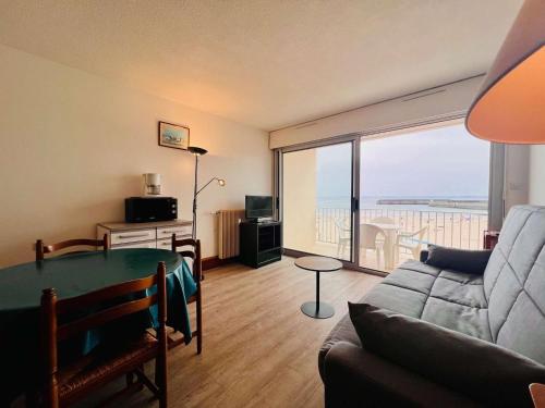 un salon avec un canapé et une vue sur l'océan dans l'établissement Studio cosy à Quiberon, 27m², proche mer, parking, animaux admis - FR-1-478-111, à Quiberon
