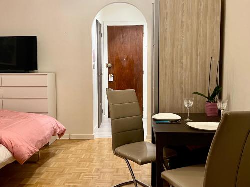 - une chambre avec une table et un lit ainsi qu'une salle à manger dans l'établissement Superbe studio au centre de Nice, à Nice