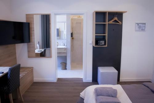 a bedroom with a bed and a door to a bathroom at Prosecco in Tecklenburg