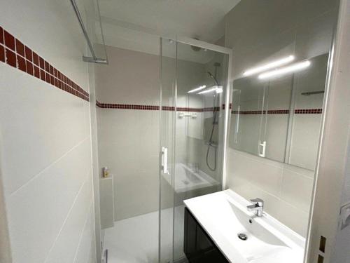 a white bathroom with a sink and a shower at Appartement T2 à 50m du lac avec terrasse et piscine à Vieux-Boucau - FR-1-379-173 in Vieux-Boucau-les-Bains