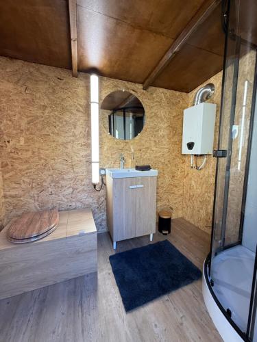 un baño con lavabo y bañera en Le dôme de Jèpo, en Ilonse