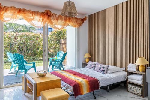une chambre avec un lit, des chaises et une fenêtre dans l'établissement Modern studio - AC - 2P - Cannes, à Cannes