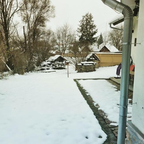 Heart of Galysági Village Guesthouse зимой