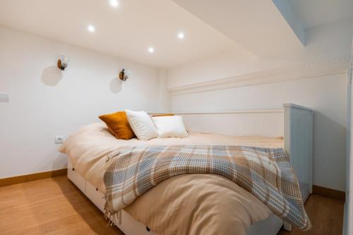 une chambre avec un lit avec des oreillers dessus dans l'établissement Cozy Apartment in Old Town Nice, à Nice