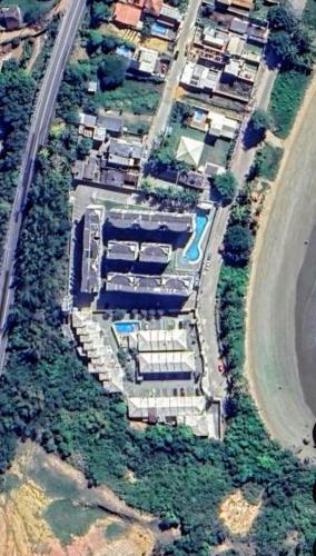 an aerial view of a building next to a road at Cobertura de Frente Para o Mar e Piscina Village das Ondas in Piúma