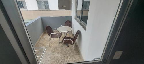 a balcony with a table and chairs on a building at Cobertura de Frente Para o Mar e Piscina Village das Ondas in Piúma
