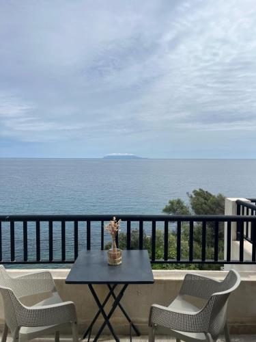 a table and chairs on a balcony overlooking the ocean at Maison Bella Vista in Cagnano