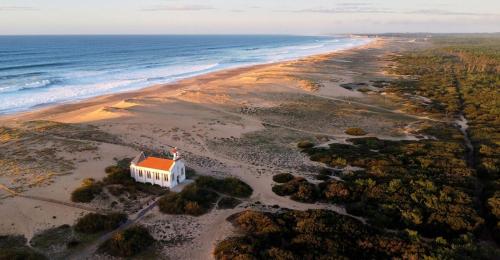 - une vue aérienne sur une église sur la plage dans l'établissement Appartement Balcon & Parking à 100m De La Plage, à Labenne