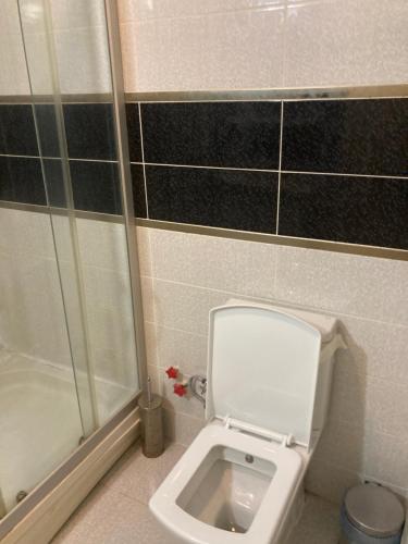 Un baño de Hotel INNCITY