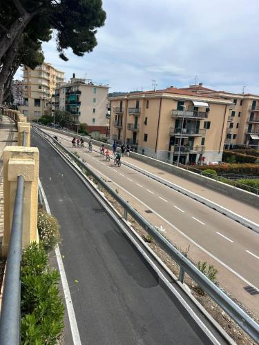 an empty road with people riding bikes on it at Appartamento Incantevole a 100metri dal mare e accanto alla Pista Ciclabile in Imperia