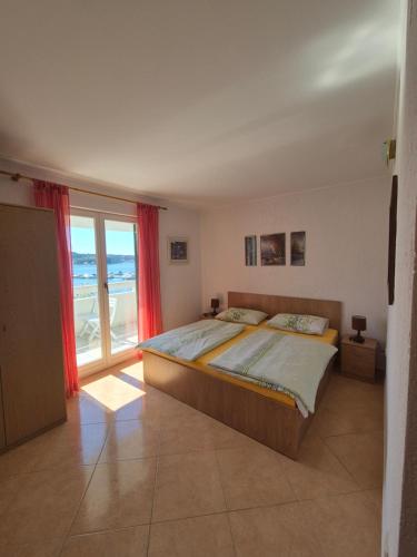 Postel nebo postele na pokoji v ubytování Apartmani Mira