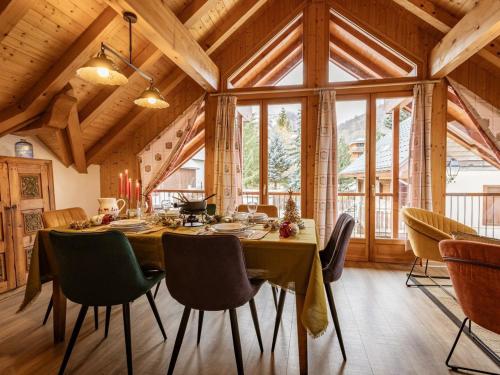 une salle à manger avec une grande table et des chaises en bois dans l'établissement Appartement 5* avec cheminée, sauna et jacuzzi, proche remontées et centre – 6 pers - FR-1-263-153, à Valloire