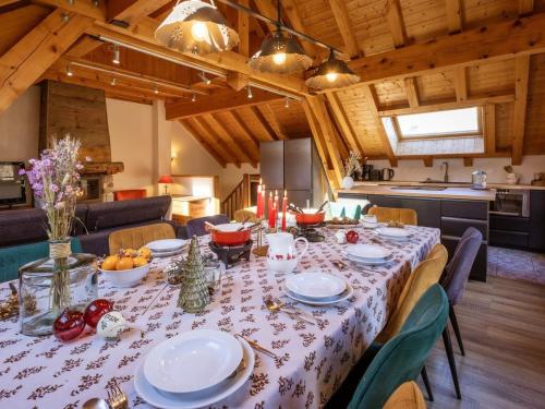 une salle à manger avec une table dans une cuisine dans l'établissement Chalet Triplex 12 Pers., Luxe, Exposé Sud-Est, Proche Pistes, Animaux Acceptés - FR-1-263-156, à Valloire