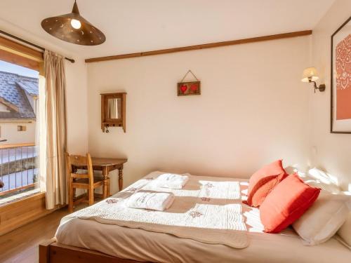 Ένα ή περισσότερα κρεβάτια σε δωμάτιο στο Chalet Triplex 12 Pers., Luxe, Exposé Sud-Est, Proche Pistes, Animaux Acceptés - FR-1-263-156