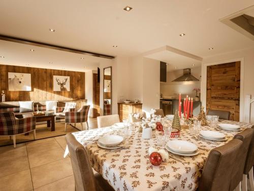 une salle à manger avec une table avec des décorations de Noël dans l'établissement Duplex 6 pièces pour 12 pers. avec terrasse sud, spa, sauna et garage - Valloire, Les Verneys - FR-1-263-359, à Valloire