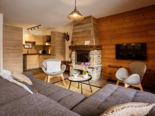 un salon avec un canapé et une cheminée dans l'établissement Duplex 4 pièces 5* - 8 pers, balcon sud, garage, sauna, à 350m des pistes de ski - Valloire - FR-1-263-155, à Valloire