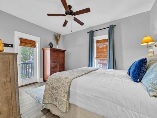 une chambre avec un lit et un ventilateur de plafond dans l'établissement Blue Sky Bungalow 156, à Seagrove Beach