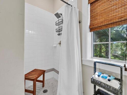 La salle de bains est pourvue d'une douche avec un rideau de douche blanc. dans l'établissement Blue Sky Bungalow 156, à Seagrove Beach