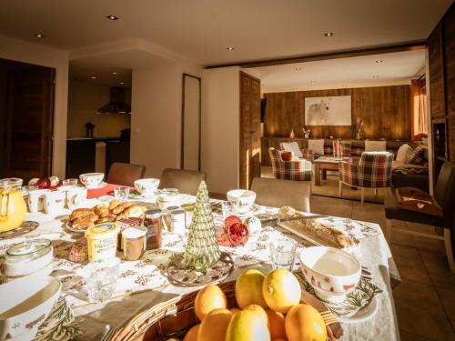 une table avec de la nourriture de Noël dessus dans un salon dans l'établissement Duplex 6P, 12 Pers, 4*, Sud, Terrasse, Animaux OK, Sauna, Proche Pistes et Commerces - FR-1-263-358, à Valloire
