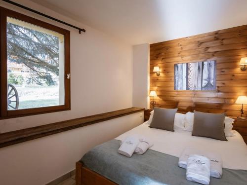 une chambre avec un grand lit avec une fenêtre dans l'établissement Duplex 6P, 12 Pers, 4*, Sud, Terrasse, Animaux OK, Sauna, Proche Pistes et Commerces - FR-1-263-358, à Valloire