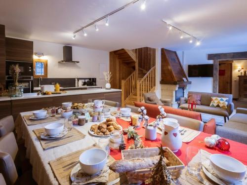 un salon avec une table avec de la nourriture dessus dans l'établissement Chalet Triplex 4* Exposé Sud-Est, 12 Pers, Proche Télésiège, Terrasse, Animaux Admis - FR-1-263-360, à Valloire