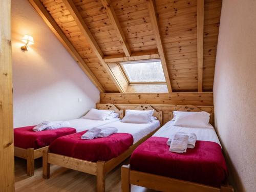 - 2 lits dans une chambre mansardée dans l'établissement Chalet Triplex 4* Exposé Sud-Est, 12 Pers, Proche Télésiège, Terrasse, Animaux Admis - FR-1-263-360, à Valloire