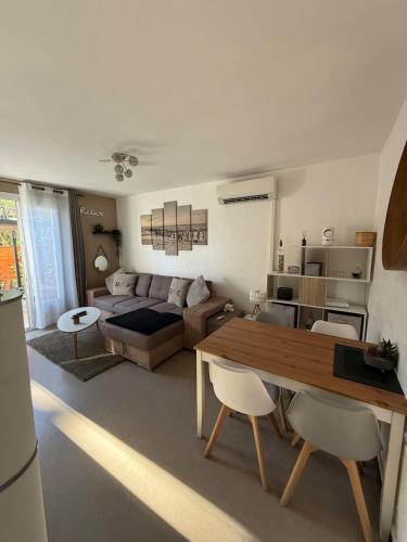 un salon avec un canapé et une table dans l'établissement Le Cosy, à Hyères