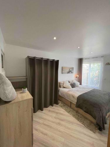 - une chambre avec un lit et des rideaux dans l'établissement Le Cosy, à Hyères