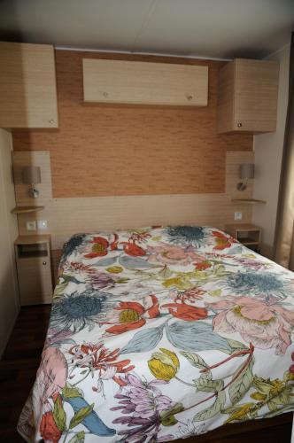 - un lit avec une couverture colorée dans l'établissement MOBILE HOME tout confort à 200m de la plage, à Hyères