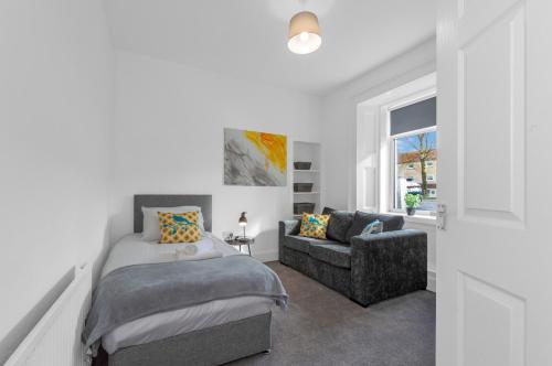 Ένα ή περισσότερα κρεβάτια σε δωμάτιο στο Arran Cottage - 4 Bed Home on M8