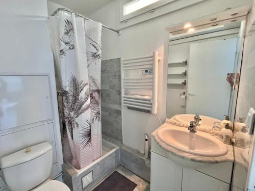 une salle de bain avec un lavabo, des toilettes et une douche dans l'établissement Studio climatisé avec grande terrasse et parking privé, proche plage et commerces - FR-1-716-60, à La Grande Motte