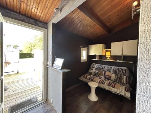 une chambre avec un lit et une porte coulissante en verre dans l'établissement Maison de Vacances avec Piscine Chauffée, Proche Mer à Brétignolles-sur-Mer - FR-1-224A-69, à Bretignolles-sur-Mer