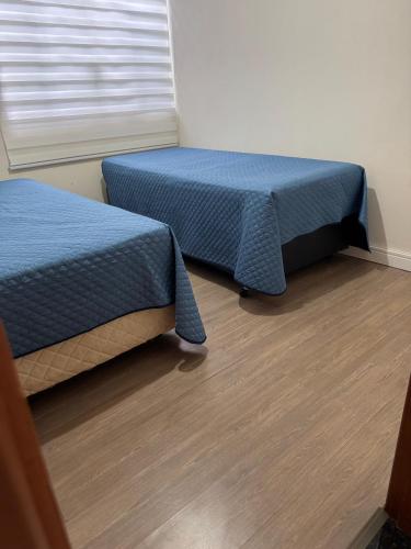 Giường trong phòng chung tại Apartamento aconchegante próximo shopping catuai,uem,vivaro,lebloc