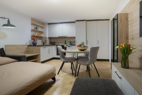 Modern Apartment, Full Kitchen, for 6