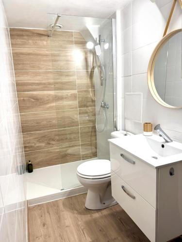 une salle de bain avec une douche, des toilettes et un lavabo dans l'établissement Cocon Urbain- 30m des Allées Paul Riquet, à Béziers