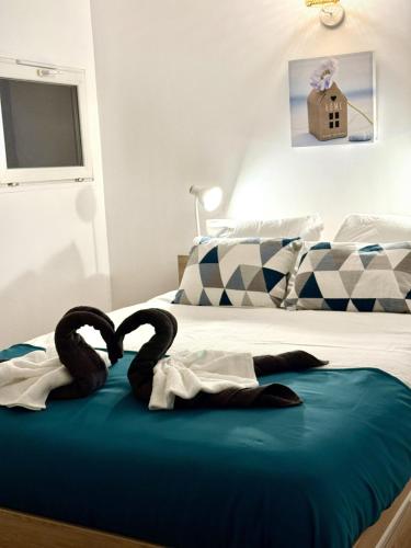 - deux cygnes sur un lit dans une chambre dans l'établissement Cocon Urbain- 30m des Allées Paul Riquet, à Béziers