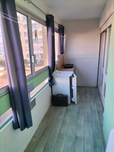 une pièce vide avec une fenêtre et un bureau dans l'établissement Dalhias, à Saint-Hilaire-de-Riez