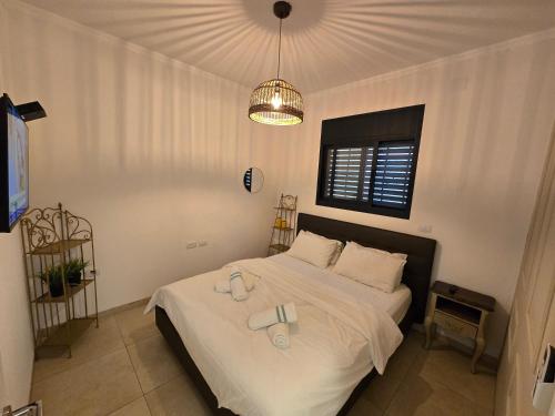 a bedroom with a bed with two candles on it at שקד באופק - וילה מקסימה עם 2 בריכות וג'קוזי מול החרמון in Metulla