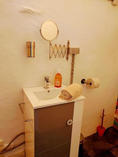 Le DoratにあるGarage Number 9 Private Urban Loft Apartment with Jacuzzi in Le Doratのギャラリーの写真
