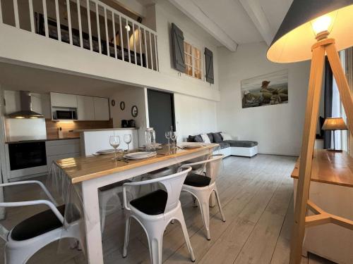 une cuisine et un salon avec une table et des chaises dans l'établissement Appt T2 bis mezza 4 couchages ILE DE RE - IDR400-079, à Saint-Martin-de-Ré