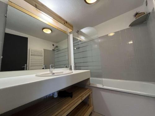 une salle de bain avec un lavabo, un miroir et une baignoire dans l'établissement Appt T2 bis mezza 4 couchages ILE DE RE - IDR400-079, à Saint-Martin-de-Ré
