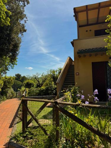 a wooden fence in front of a house at Trilocale con piscina in Montescudaio