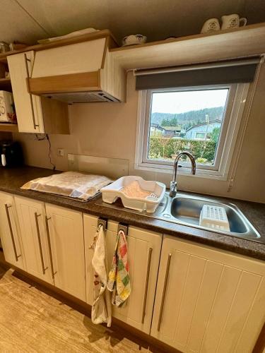 a kitchen with a sink and a window at Logement vacances Yvoir avec piscine et deux chambres in Yvoir
