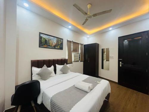 Postel nebo postele na pokoji v ubytování Hotel Mannat Green Near Naraina Vihar Metro Station