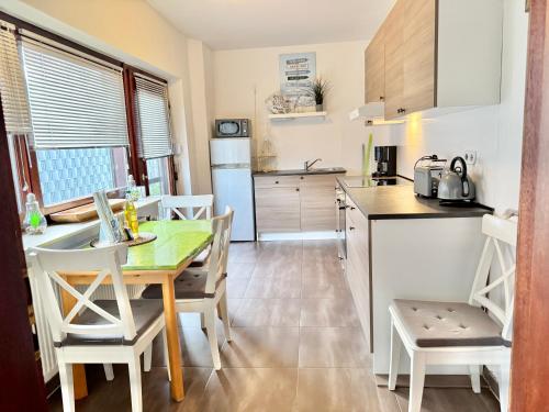 a kitchen and dining room with a table and chairs at Ferienwohnung im Erdgeschoss mit eingezäunten Garten und Terrasse in Aurich