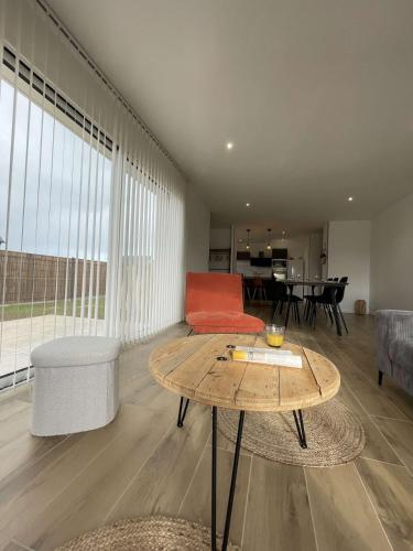 un salon avec un canapé et une table dans l'établissement Jolie maison à 800 m de la mer, à Hillion