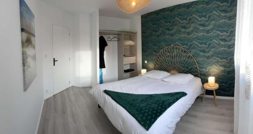 - une chambre dotée d'un lit avec un mur vert dans l'établissement Jolie maison à 800 m de la mer, à Hillion