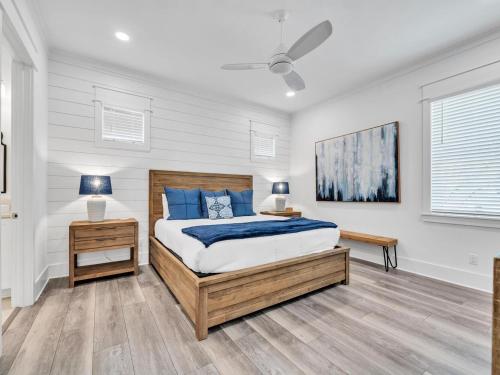 una camera con letto king-size e finestra di Casita Grayton a Santa Rosa Beach