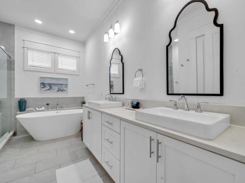 bagno con 2 lavandini, vasca e specchio di Casita Grayton a Santa Rosa Beach